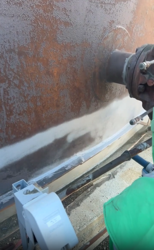 Abrasive blasting structural steel to SSPC SP-10 near-white metal standard